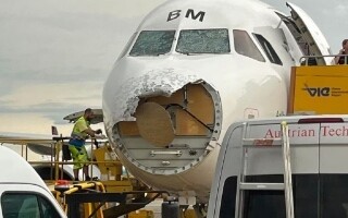 Сильный град разрушил самолет в Вене