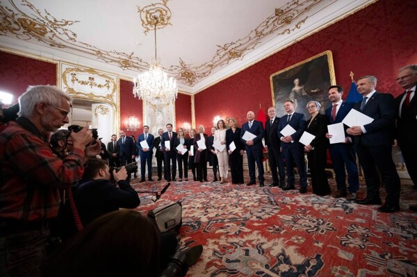 New Austrian Government Takes Office | Ours Abroad News